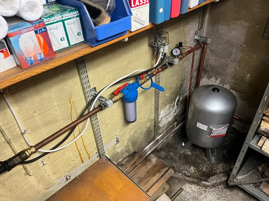 VVS-installation med rör och kopplingar