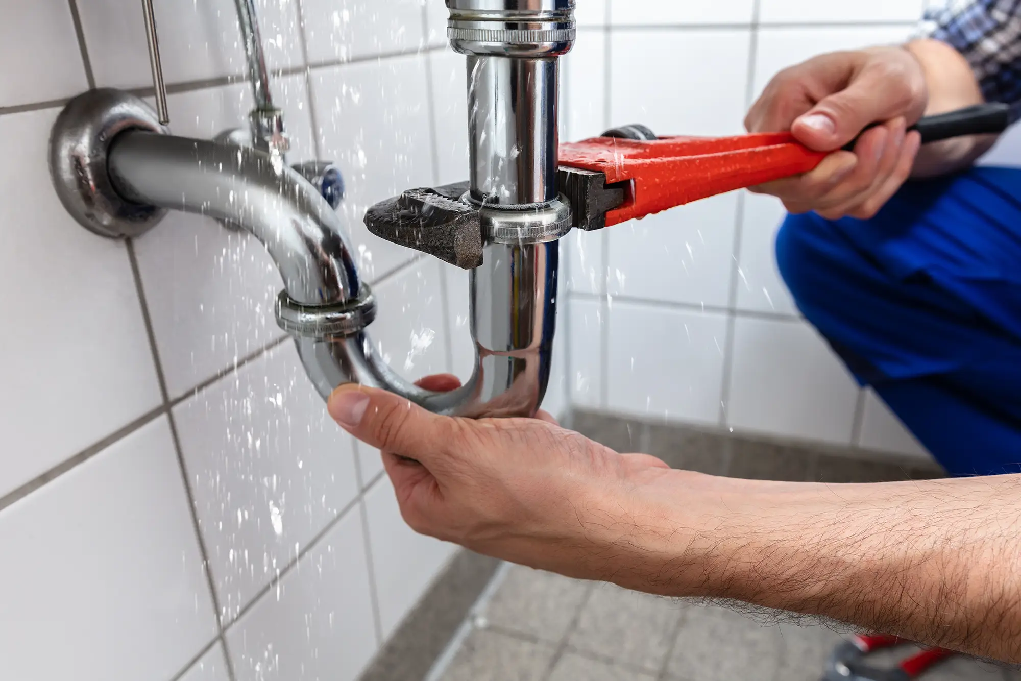 Rörmokare från Modern Rörteknik arbetar med en rörinstallation