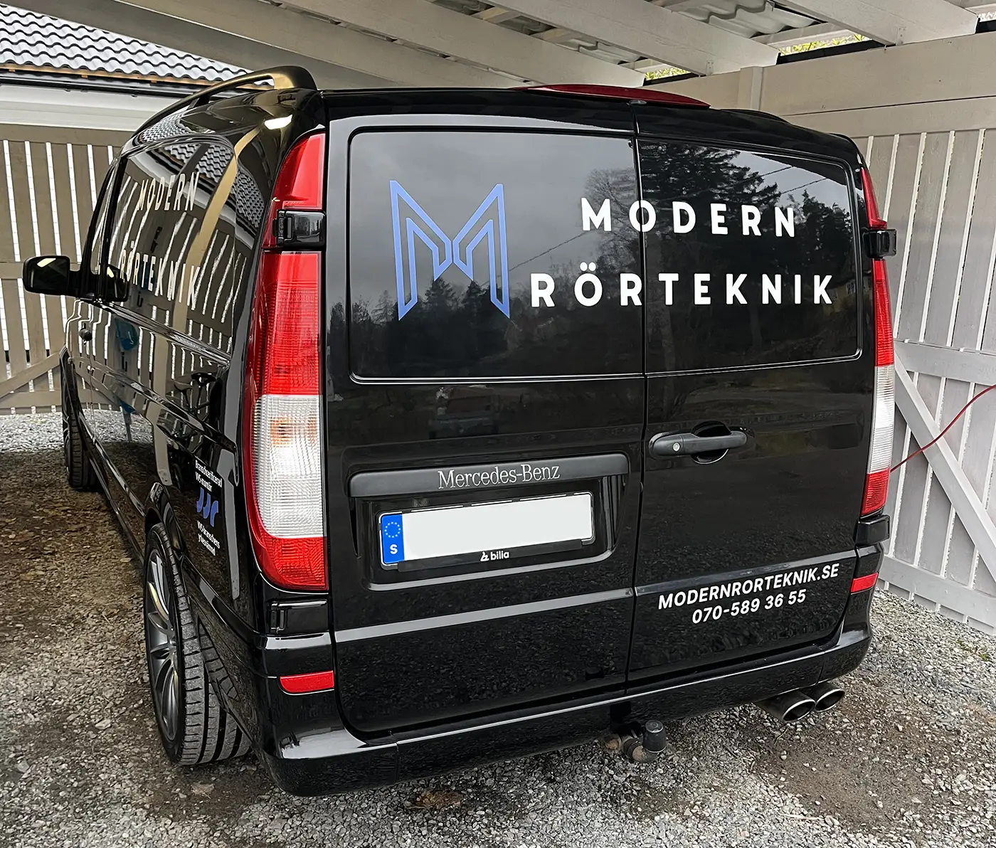 Modern Rörtekniks servicebil på plats hos kund